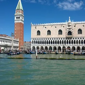 In Back To San Marco Tourist Venecia